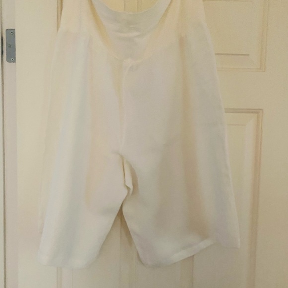 Bryan Walker white Linen shorts. - Picture 2 of 3